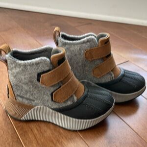 Sorel kids size 10 Toddler snow boots